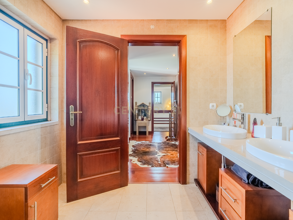 Luxuosa Moradia Isolada com jardim Privado na Venda do Pinheiro - Image 22